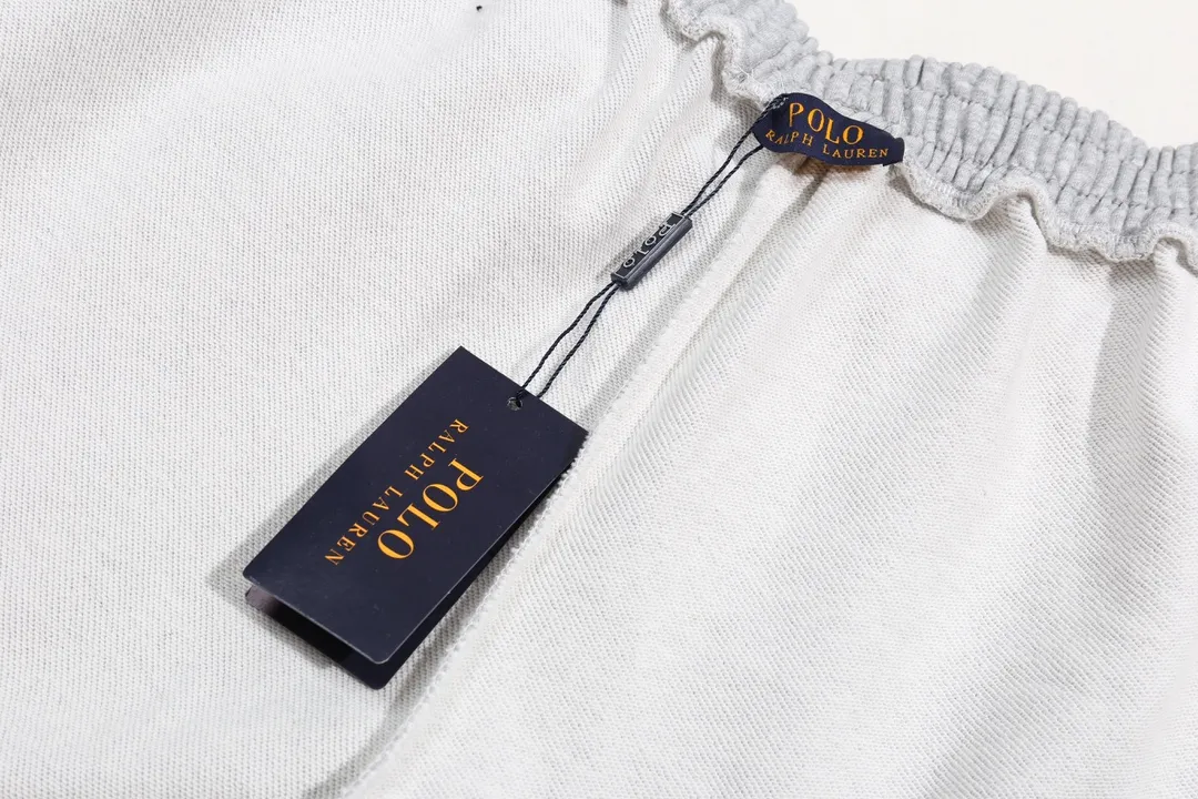 P180 model number Y560 Ralph Lauren Ralph Lauren suit sweatpants. Pure cotton with anti-static treatment. No dust, no loose hair. The elastic waist is used with a drawstring. Very friendly to the figure. The cotton is comfortable and soft. The upper body is casual and free. Regular beveled double pockets on both sides. The white brand logo on the left leg of the trouser leg collides with the black of the pants. Although it is small, it is quite recognizable. The brand adds a young and fashionable atmosphere to the original sense of luxury. It can be called a cold-proof weapon. A simple base layer is enough to withstand the severe cold and make it more fluffy and warm. Color: Gray SIZE: S-XL